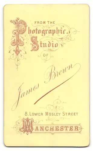 Fotografie J. Brown, Manchester, Portrait stattlicher junger Mann mit Vollbart