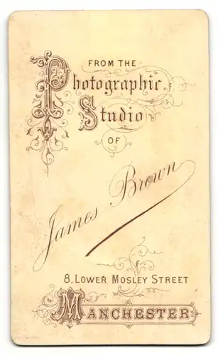 Fotografie J. Brown, Manchester, Portrait charmant blickender Herr in Fliege und Jackett