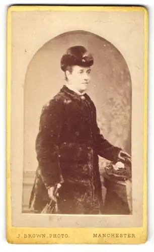 Fotografie J. Brown, Manchester, Portrait betagte Dame in Hut und Pelzmantel