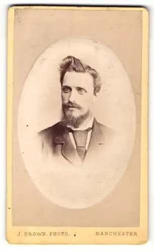 Fotografie J. Brown, Manchester, Portrait charmanter junger Mann im Anzug