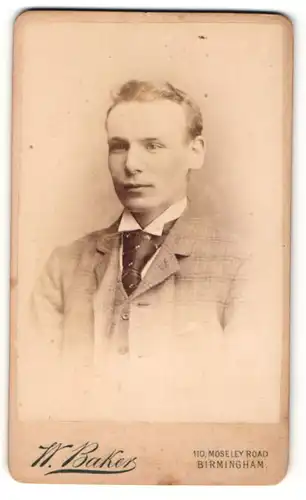 Fotografie W. Baker, Birmingham, Portrait bürgerlicher Herr im Anzug mit Krawatte