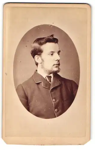 Fotografie T. B. Latchmore, Hitchin, Portrait bürgerlicher Herr in zeitgenössischer Kleidung mit Bart