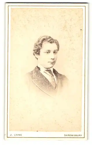 Fotografie J. Laing, Shrewsbury, Junge mit Haartolle und Krawatte