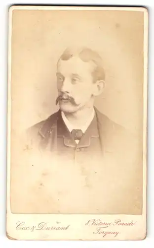 Fotografie Cox & Durrant, Torquay, Mann mit Seitenscheitel und Schnurrbart