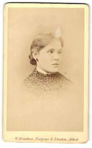 Fotografie W. Bradnee, Torquay, Halbprofil einer jungen Frau mit Ohrstecker