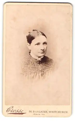 Fotografie Crosse, Whitchurch, Portrait hübsche junge Frau in geraffter Bluse