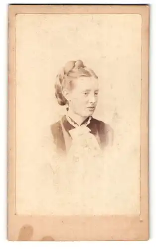 Fotografie J. R. Crosse, Whitchurch, Portrait blonde junge Schönheit mit Flechtzopf