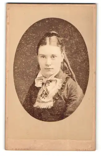 Fotografie F. Brown, Walsall, Portrait wunderschönes Mädchen mit Haarband und Schleife am Kragen