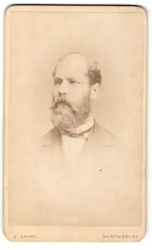 Fotografie J. Laing, Shrewsbury, Portrait stattlicher Herr mit Vollbart