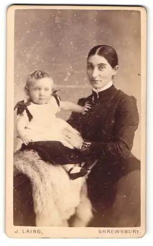 Fotografie J. Laing, Shrewsbury, Portrait dunkelhaarige Mutter mit süsser Tochter in hübschen Kleidern