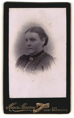 Fotografie Henri Gascon, Walsall, Portrait stattliche Dame mit Halsschmuck