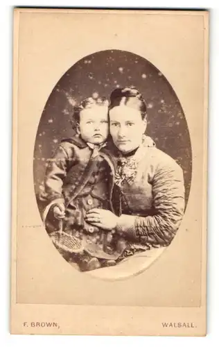 Fotografie F. Brown, Walsall, Portrait wunderschöne junge Mutter mit süsser Tochter