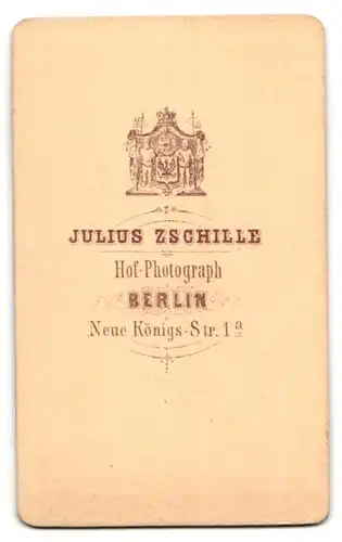 Fotografie Julius Zschille, Berlin, Knabe im Anzug mit Querbinder