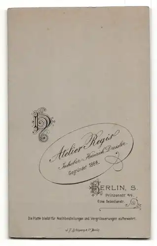 Fotografie Atelier Regise, Berlin, Portrait junger Herr mit karierter Krawatte