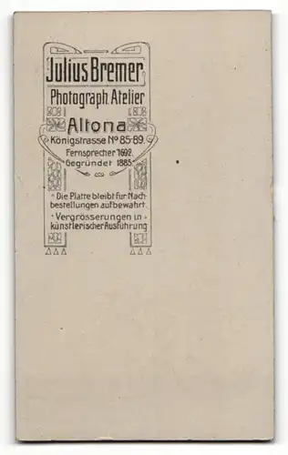 Fotografie Julius Bremer, Altona, Kleinkind in weissem Spitzenkleid auf Stuhl