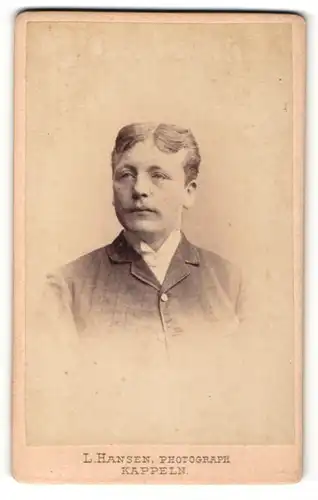 Fotografie L. Hansen, Kappeln, Portrait Herr in kariertem Anzug