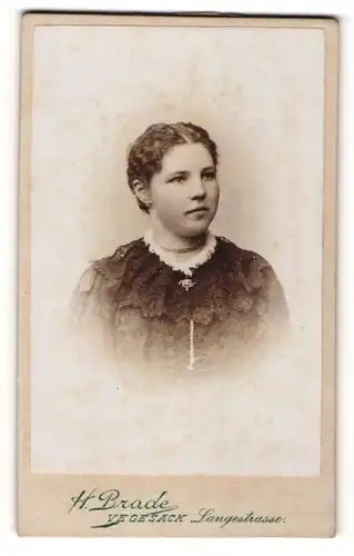 Fotografie H. Brade, Vegesack, Portrait junge Dame mit schwarzem Rüschenkleid