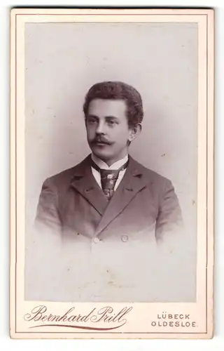 Fotografie Bernhard Prill, Lübeck, Portrait Mann mit Schnurrbart