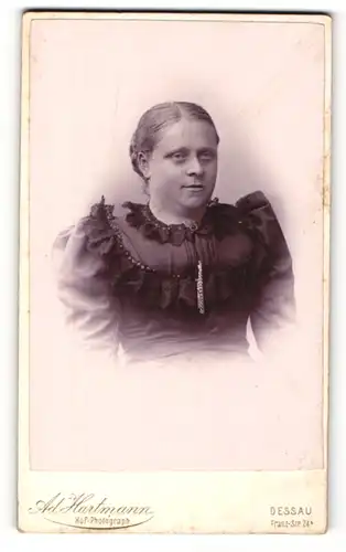 Fotografie Ad. Hartmann, Dessau, Portrait Dame in dunklem Kleid