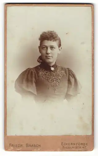 Fotografie Friedr. Baasch, Eckernförde, Portrait bürgerliche Dame mit zurückgebundenem Haar