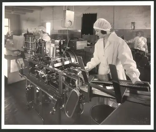 Fotografie Franz Rompel, Hamburg, Ansicht Hamburg, Reemtsma Cigarettenfabrik, Fabrikarbeiterin an Verpackungsmaschine