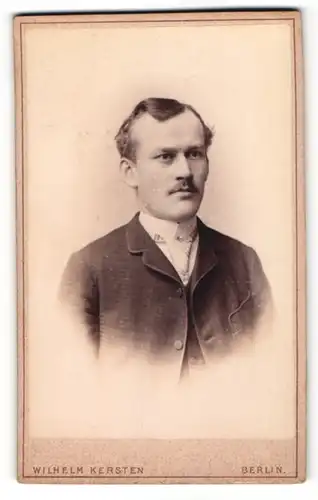 Fotografie Wilhelm Kersten, Berlin, Portrait bürgerlicher Herr im Anzug mit Krawatte und Schnurrbart