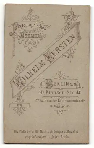 Fotografie Wilhelm Kersten, Berlin, Portrait bürgerlicher Herr im Anzug mit Krawatte und Schnurrbart