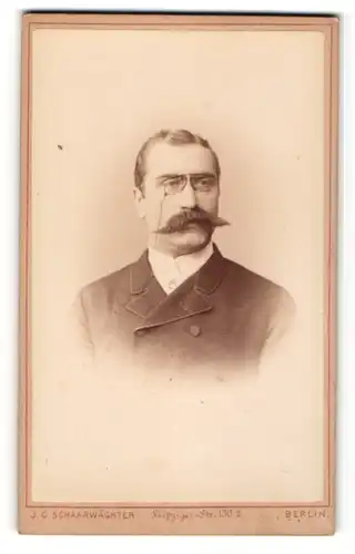 Fotografie J. C. Schaarwächter, Berlin, Portrait stattlicher Herr mit Schnurrbart und Zwicker