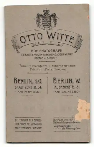 Fotografie Otto Witte, Berlin, Kleinkind in weissem Hemdchen sitzt auf Felldecke