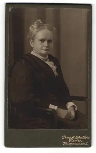 Fotografie Bernh. Günther, Goslar, Portrait betagte schöne Frau mit Dutt