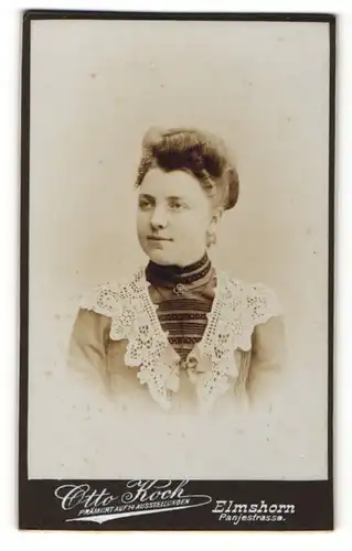 Fotografie Otto Koch, Elmshorn, Portrait charmantes Fräulein in bestickter Bluse