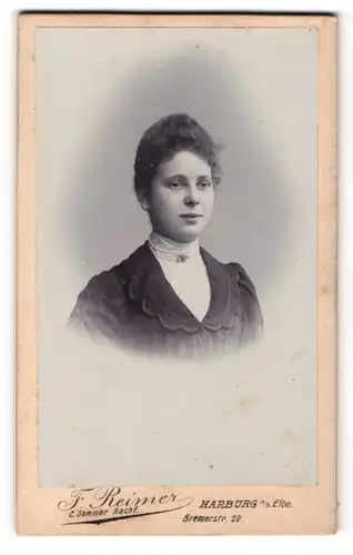 Fotografie F. Reimer, Harburg, Portrait junges Mädchen mit zusammengebundenem Haar