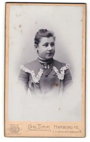 Fotografie Carl Timm, Harburg a / E., Portrait junge Dame im modischen Kleid mit Kragenbrosche