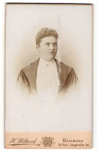 Fotografie H. Wittrock, Hamburg, Portrait Frau mit zusammengebundenem Haar