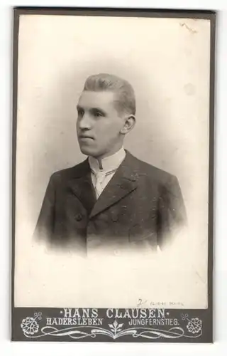 Fotografie Hans Clausen, Hadersleben, Portrait junger Herr in Anzug