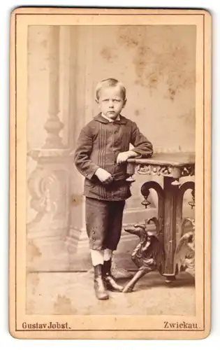 Fotografie Gustav Jobst, Zwickau, Portrait kleiner Knabe in kurzen Hosen