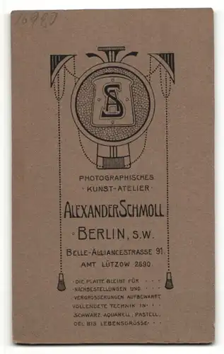 Fotografie Alexander Schmoll, Berlin-SW, Portrait sitzendes Baby im weissen Hemd mit nackigen Füssen