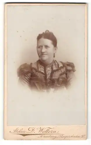 Fotografie D. Wettern, Hamburg, Portrait bürgerliche Dame im hüschen Kleid mit Hochsteckfrisur