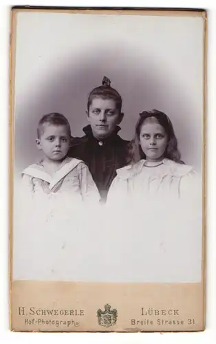 Fotografie H. Schwegerle, Lübeck, Portrait bürgerliche Dame mit zwei Kindern in hübscher Kleidung