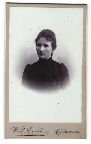 Fotografie Wilh. Everhan, Gummersbach, Portrait bürgerliche Dame mit zurückgebundenem Haar