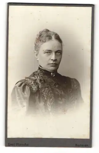 Fotografie Emil Flasche, Barmen, Portrait bürgerliche Dame mit Hochsteckfrisur und Kragenbrosche