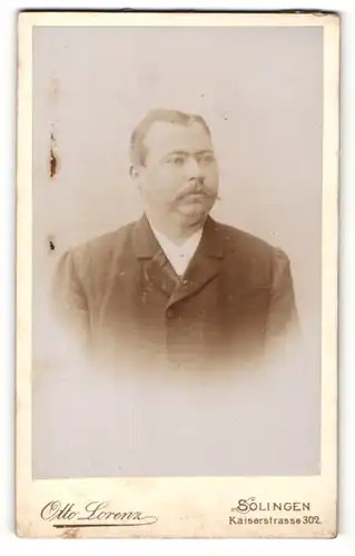 Fotografie Otto Lorenz, Solingen, Portrait bürgerlicher Herr im Anzug mit Zwirbelbart