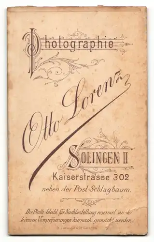 Fotografie Otto Lorenz, Solingen, Portrait bürgerlicher Herr im Anzug mit Zwirbelbart