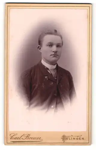 Fotografie Carl Breuer, Solingen, Portrait junger Herr im Anzug mit Krawatte