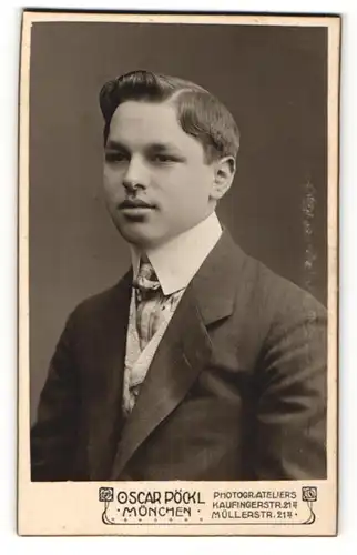 Fotografie Oscar Pöckl, München, Portrait Bursche in eleganten Kleider modisch frisiert