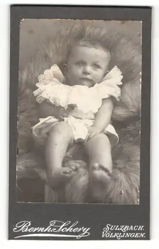Fotografie Bernh. Schery, Sulzbach, Portrait Baby im Kleidchen mit Rüschen