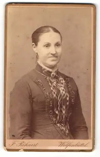 Fotografie F. Röhnert, Wolfenbüttel, Portrait Frau in einem bestickten Kleid