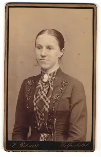Fotografie F. Röhnert, Wolfenbüttel, Portrait Frau mit schöner Brosche am Kleiderkragen