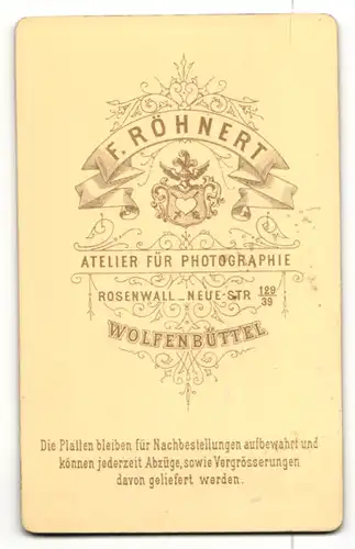 Fotografie F. Röhnert, Wolfenbüttel, Portrait Frau mit schöner Brosche am Kleiderkragen