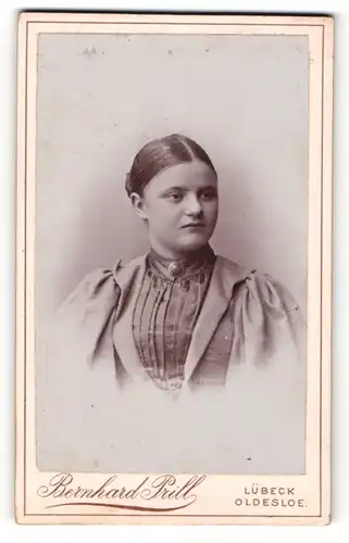 Fotografie Bernhard Prill, Lübeck, Portrait junge Dame mit Brosche